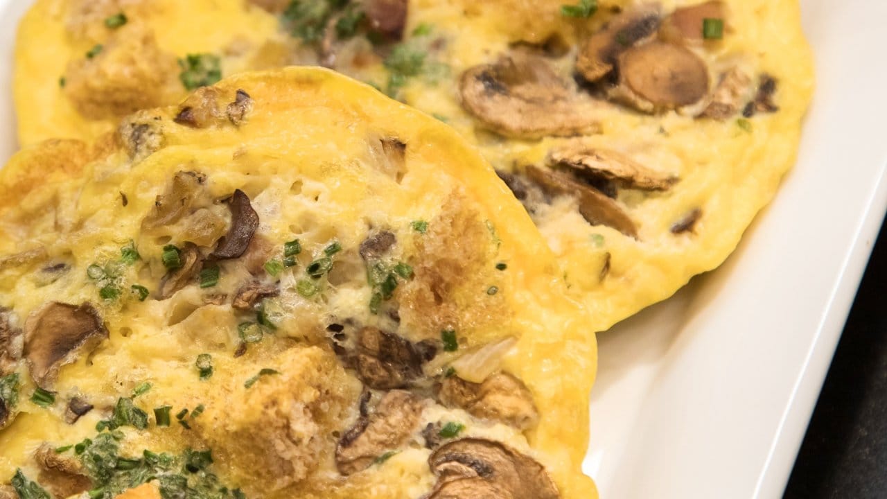 Je nach Geschmack lassen sich Omeletts füllen, etwa mit Brotwürfel, Champignons und Kräutern.