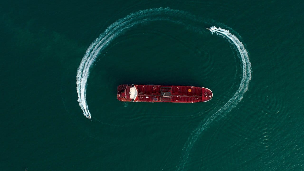 Der britische Öltanker "Stena Impero" wird von Schnellbooten der iranischen Revolutionsgarden umkreist.