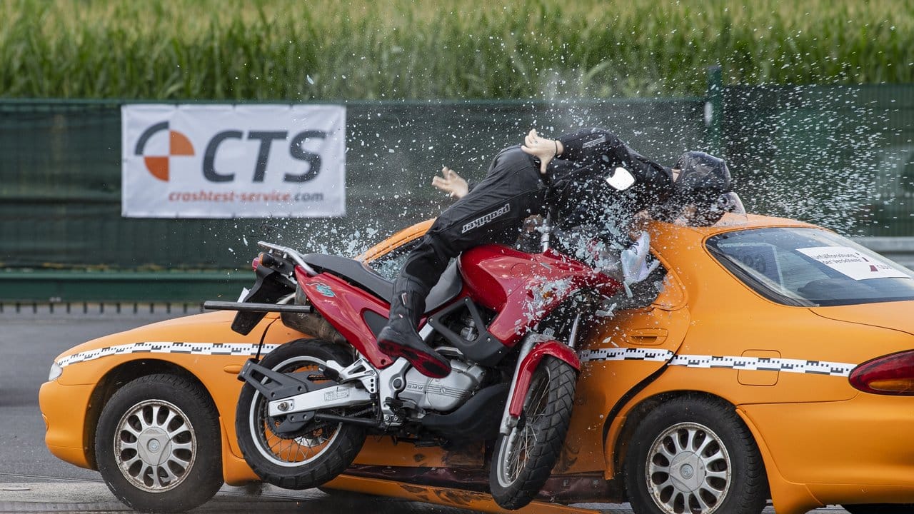 Bei einem Crashtest der Unfallforscher fährt ein Motorrad mit ca.