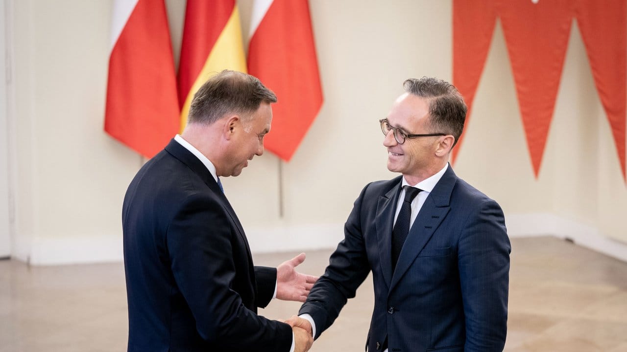 Maas wird von Polens Präsident Andrzej Duda (l) im Warschauer Präsidentenpalast empfangen.