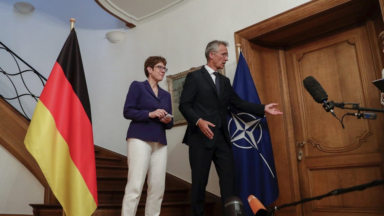 Verteidigungsministerin Annegret Kramp-Karrenbauer und NATO-Generalsekretär Jens Stoltenberg bei einer Pressekonferenz in Brüssel.