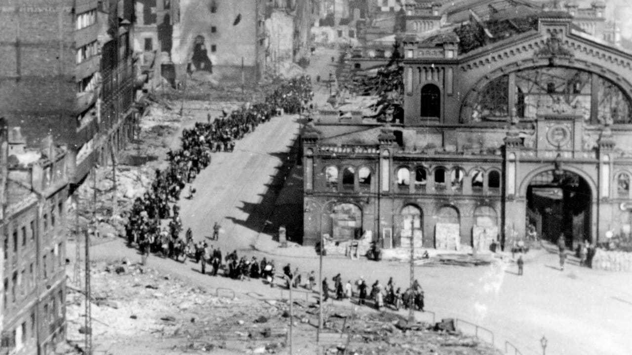Die Aufnahme vom Oktober 1944 zeigt Einwohner von Warschau, die unter deutscher Eskorte zu einem Sammelplatz gebracht werden.