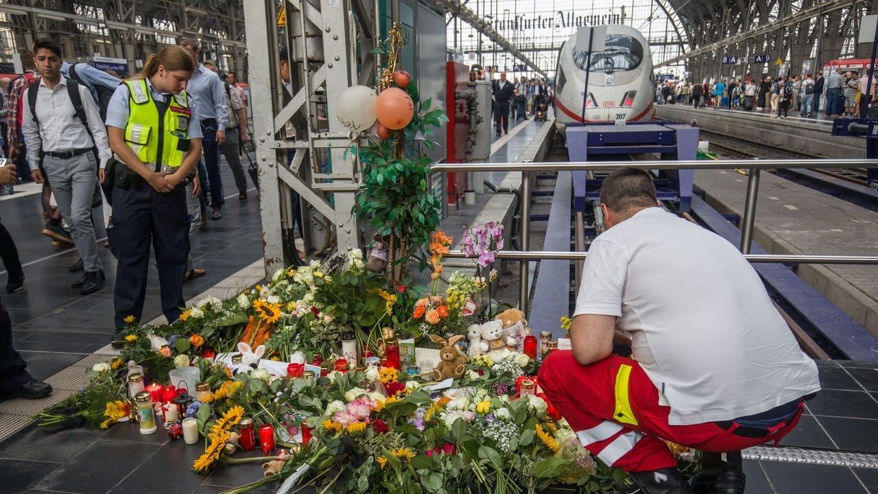 Ein Ersthelfer, der am Tag zuvor vor Ort war, legt am Bahnsteig 7 im Frankfurter Hauptbahnhof Blumen nieder.