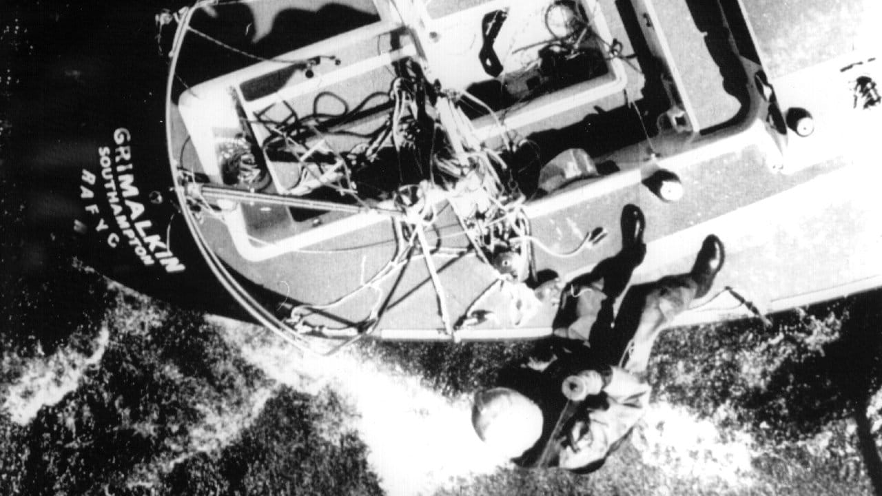 Von einem Marinehubschrauber wird ein Helfer auf die verlassen auf See gefundene britische Jacht "Grimalkin" heruntergelassen.