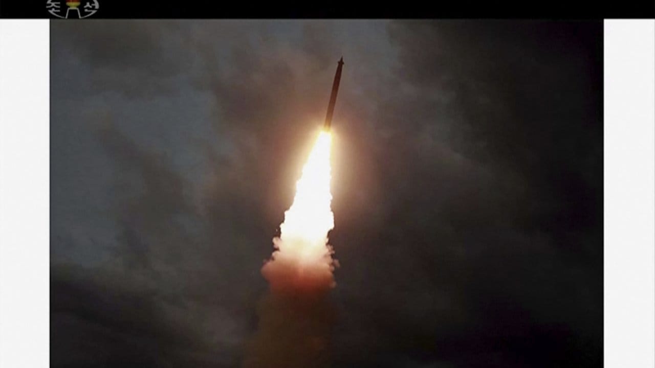 Das Videostandbild des Nordkoreanischen Fernsehsenders KRT zeigt eine Rakete während des Testflugs.