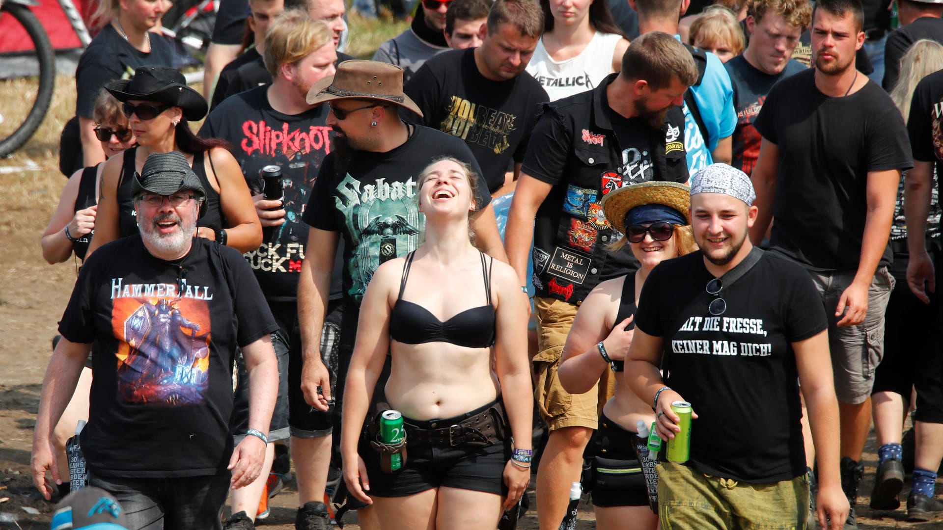 Wacken 2019: Gutgelaunt stürmen Besucher das Festival.