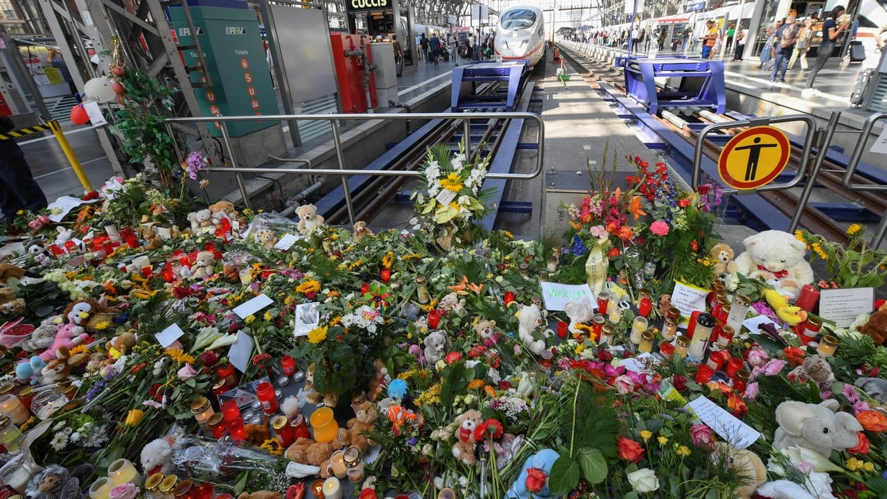 Ein Meer aus Blumen, Kuscheltieren und Beileidsbekundungen liegt am Gleis 7 des Frankfurter Hauptbahnhofs.