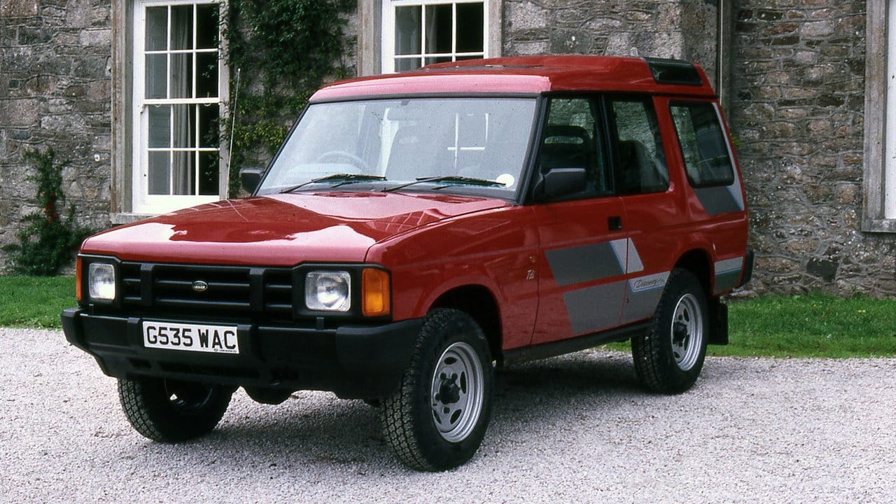 SUV aus Zeiten, die SUVs offiziell noch gar nicht kannte: Der Discovery sollte die Lücke zwischen dem luxuriösen Range Rover und dem normalen Land Rover schließen.