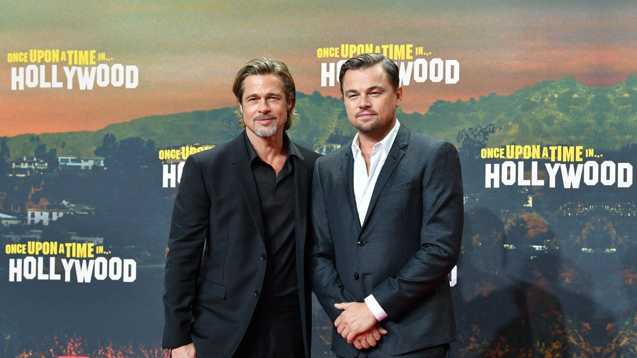 Brad Pitt (l) und Leonardo DiCaprio bei der Premiere in Berlin.