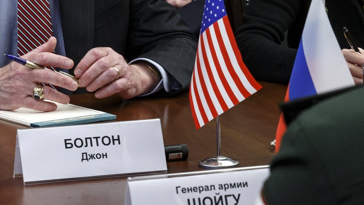 Verhandlungen zwischen Trumps Nationalem Sicherheitsberater, John Bolton, und dem russischen Verteidigungsminister Sergej Schoigu im November 2018.