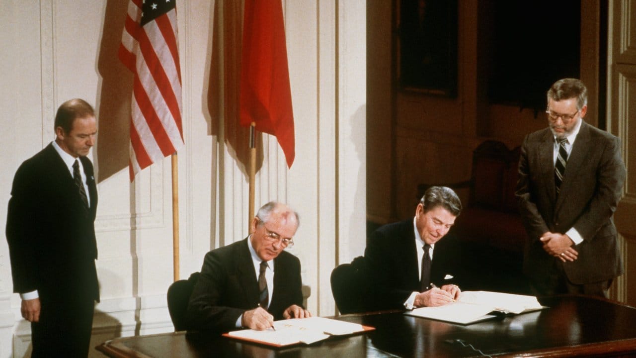 US-Präsident Ronald Reagan (r) und der sowjetische Partei- und Staatschef Michail Gorbatschow unterzeichnen 1987 den INF-Vertrag zur Vernichtung der atomaren Mittelstreckenraketen.