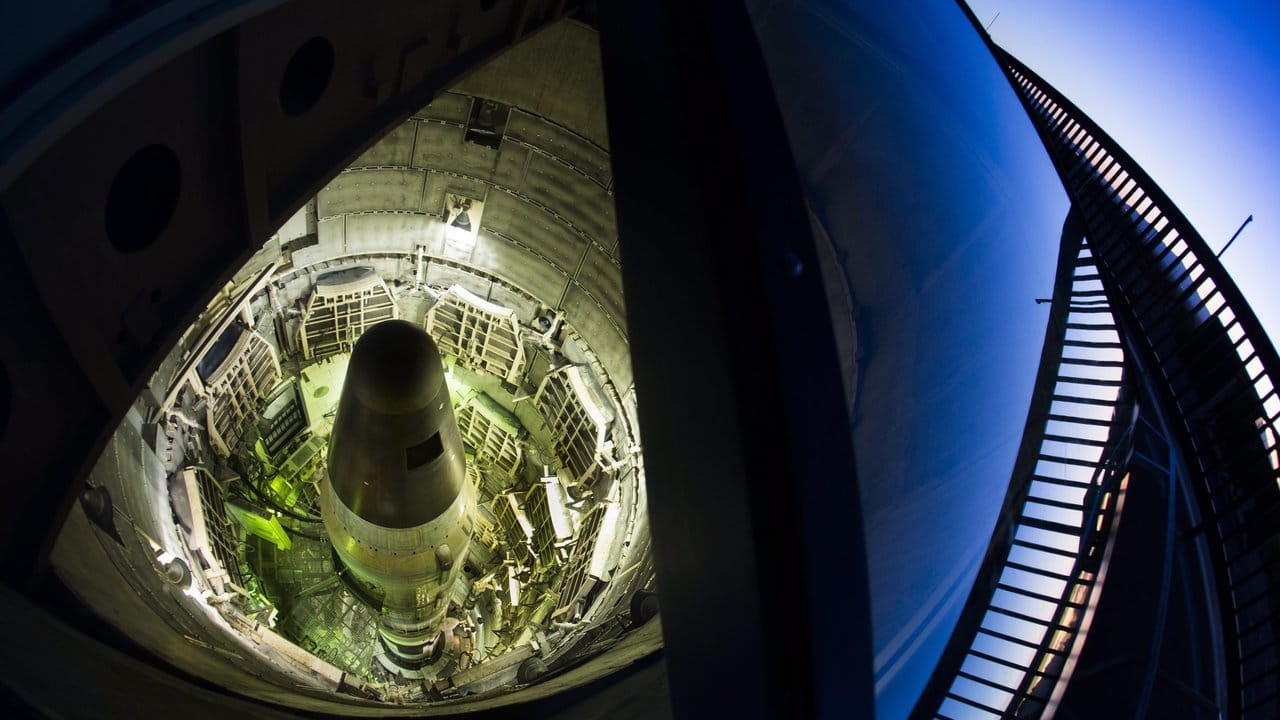 Eine unschädlich gemachte Titan-II-Rakete steht in einem Raketensilo in einem amerikanischen Museum.