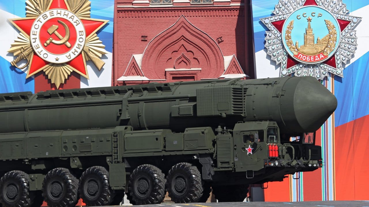 Eine mobile ballistische Interkontinentalrakete wird 2013 auf einer Militärparade in Moskau präsentiert.