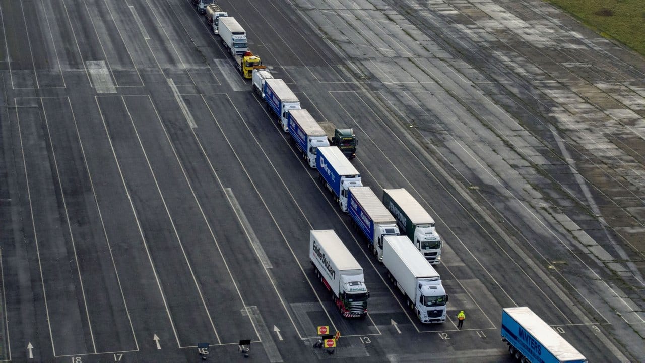 Der ehemalige Flugplatz in Manston könnte genutzt werden, um etwa 6000 Lastwagen zu parken, um die erwartete Überlastung der Häfen nach einem harten Brexit zu verringern.