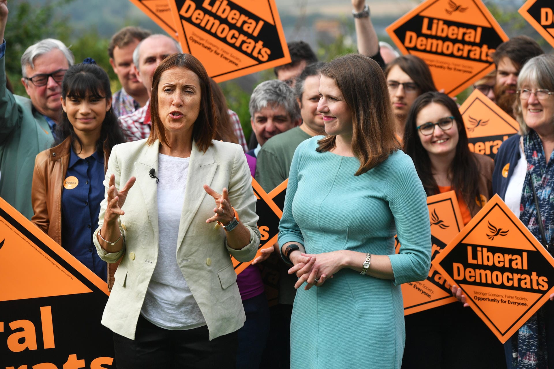 Johnsons Kontrahentinnen: Jo Swinson (rechts), neu gewählte Führerin der Liberaldemokraten, und Jane Dodds, Mitglied der Liberaldemokraten von Wales, feiern ihren Triumph bei der walisischen Nachwahl.