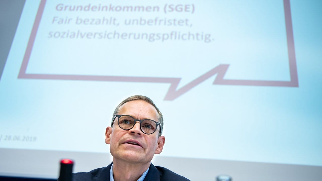 Berlins Regierender Bürgermeister Michael Müller äußert sich bei einer Pressekonferenz des Berliner Senats zu dem Modellprojekt zum solidarischen Grundeinkommen. Berlins Regierender Bürgermeister Michael Müller äußert sich bei einer Pressekonferenz des Berliner Senats zu dem Modellprojekt zum solidarischen Grundeinkommen.