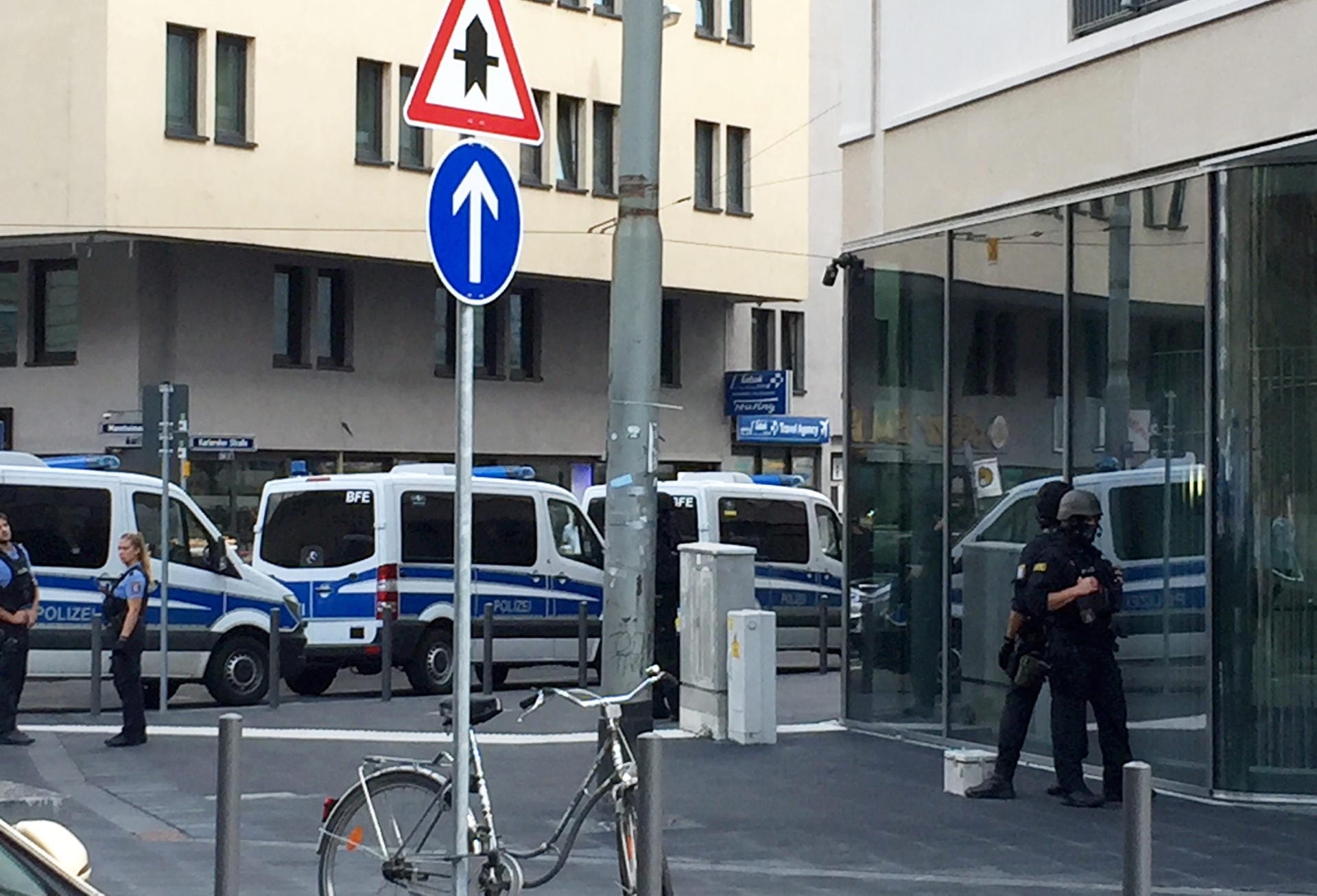 Alarm in der Frankfurter Innenstadt: Ein Großaufgebot der Polizei sicherte das Gelände rund um den Hauptbahnhof, in den die Täter zunächst flohen.