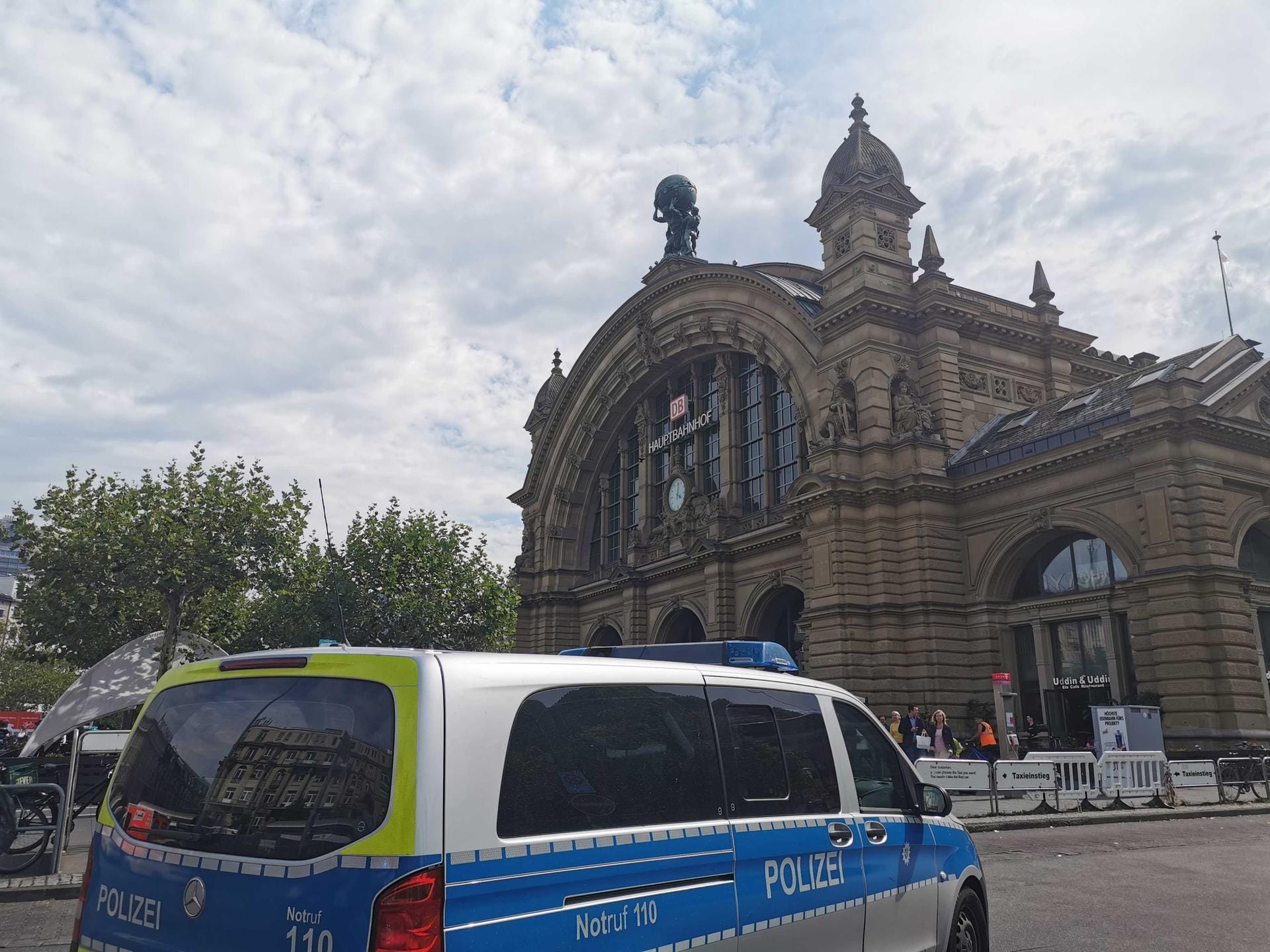 Einsatzfahrzeug der Polizei: Die Polizei bat die Bevölkerung via Twitter darum, den Bereich um den Frankfurter Hauptbahnhof zu meiden.