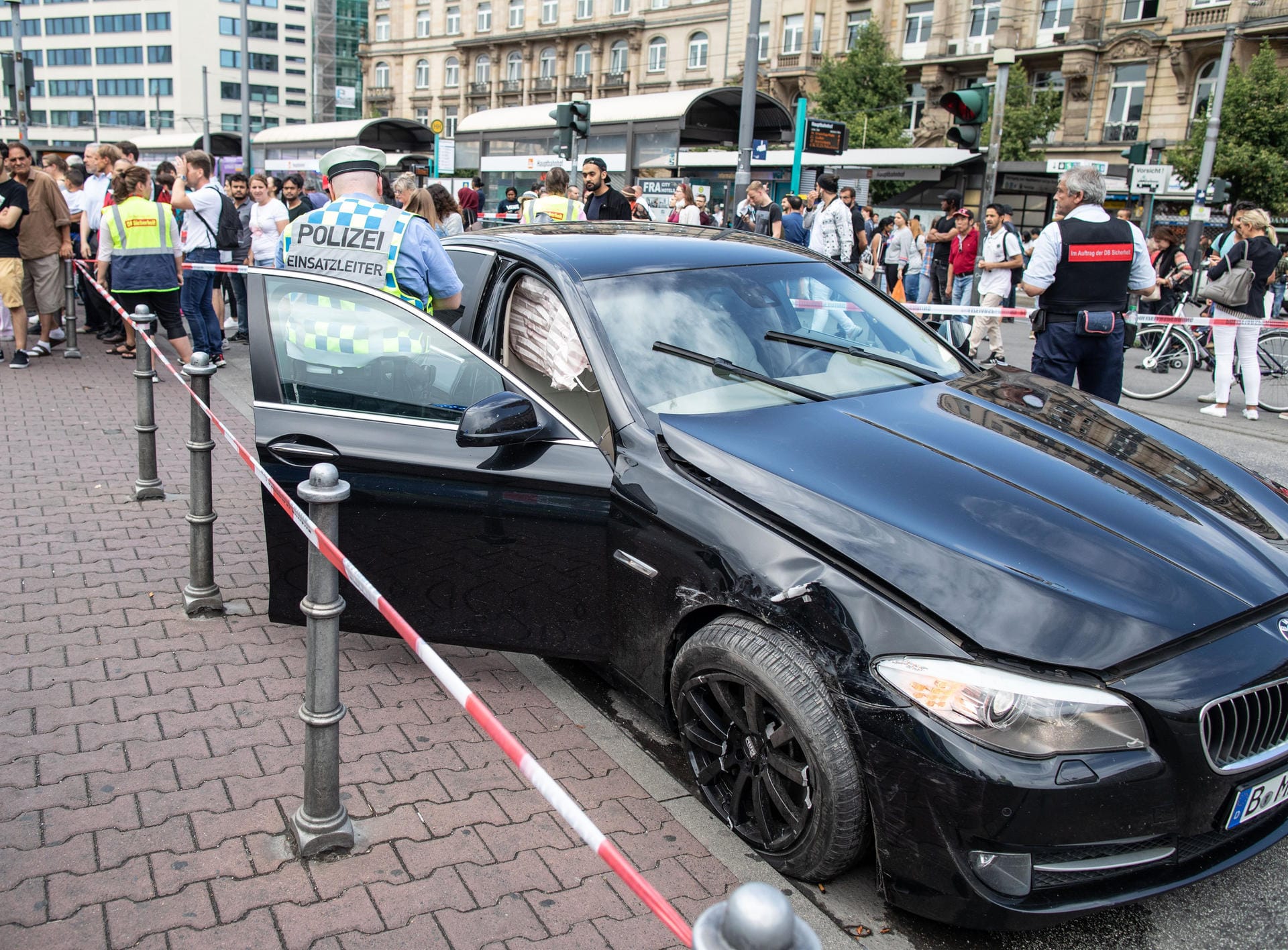 Ein beschädigtes Fahrzeug: Als die Beamten an der Sparkasse eintrafen, flohen die mutmaßlichen Täter mit ihrem Auto in Richtung Frankfurter Hauptbahnhof.