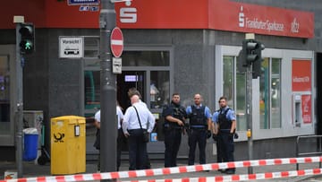 Sparkasse in der Düsseldorfer Straße in Frankfurt: Gegen 15 Uhr wurde in der Bank ein Alarm ausgelöst.