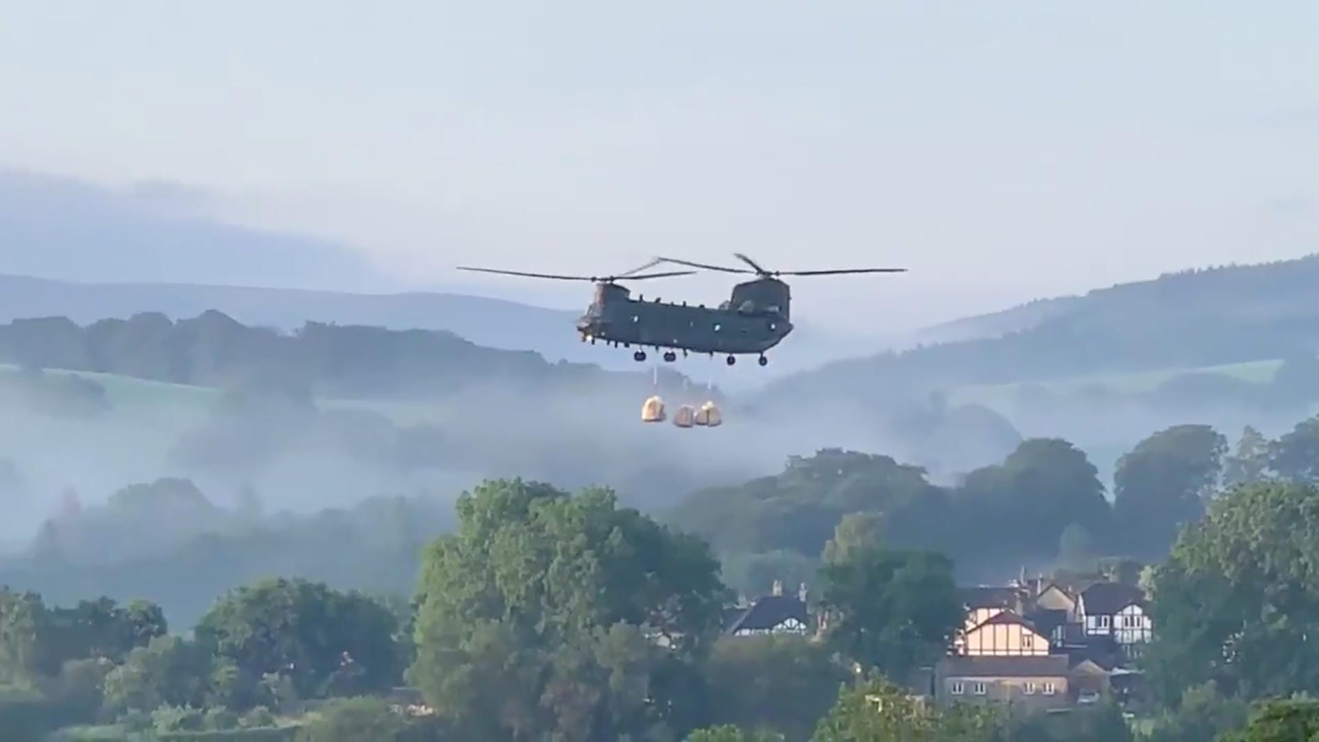 Chinook Helikopter mit Sandsäcken: Die Kleinstadt Whaley Bridge wäre im Fall eines Dammbruchs extrem gefährdet.