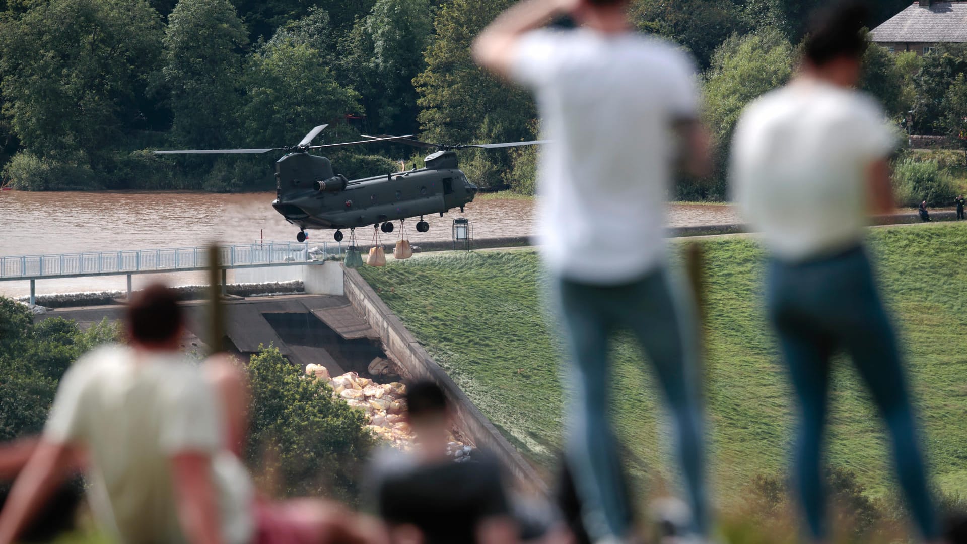 Schaulustige in Whaley Bridge: Der Helikopter fliegt mehrmals am Tag Sandsäcke zur eingebrochenen Stelle des Damms.