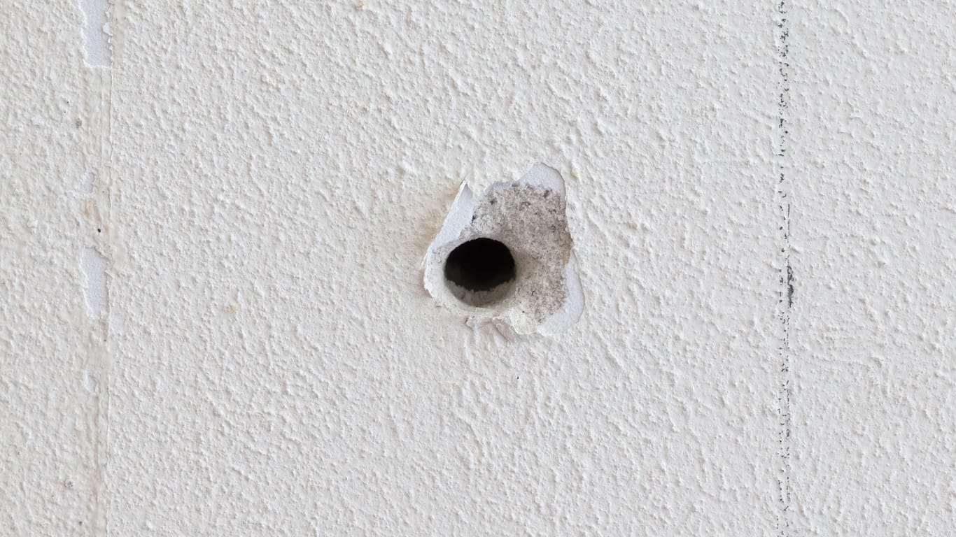 Loch in der Wand: Ist das Bohrloch zu groß, sollte es ausgebessert werden.