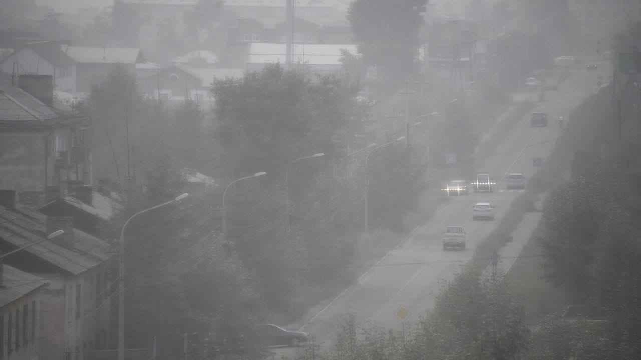 Dichter Rauch steht in den Straßen der ostsibirischen Stadt Tschita. Dichter Rauch steht in den Straßen der ostsibirischen Stadt Tschita.