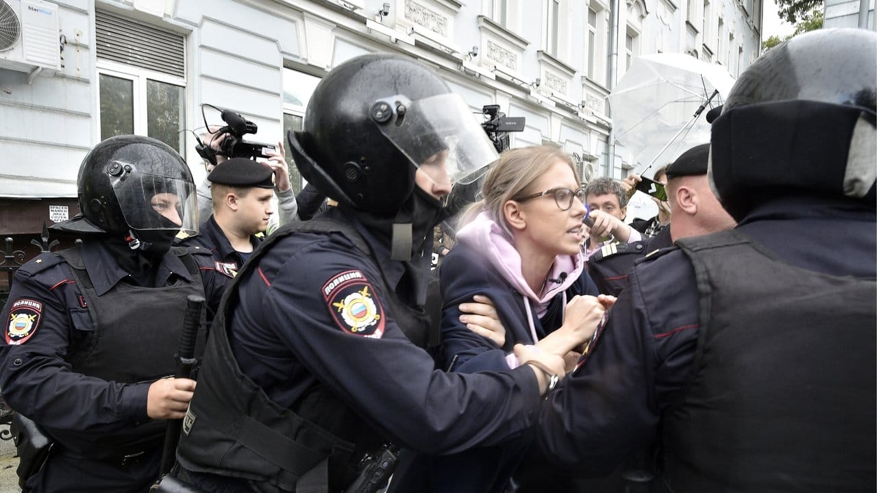 Polizisten verhaften in Moskau die Oppositionelle Ljubow Sobol.