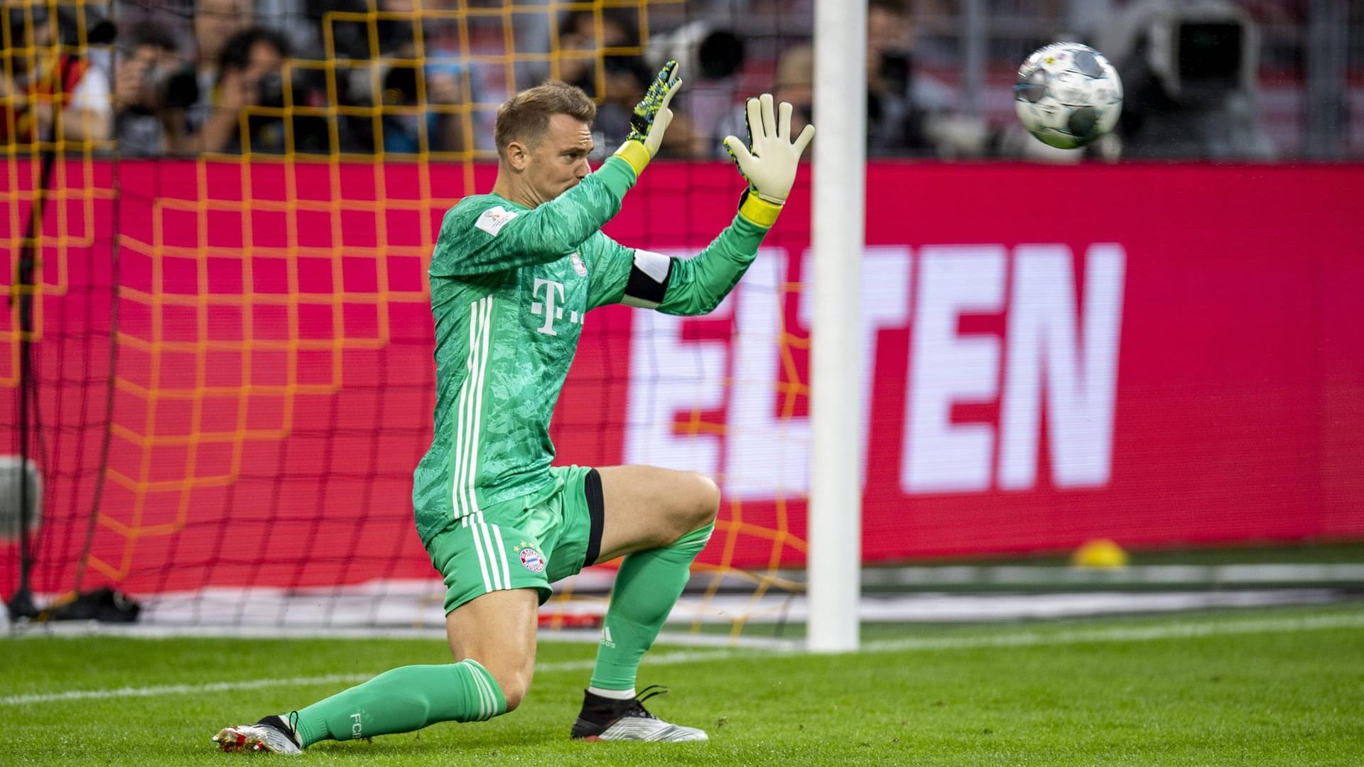 Manuel Neuer: Musste bereits in der ersten Minute gegen Reus retten. Aussetzer in der 15. Minute, als er unnötigerweise aus seinem Tor herausstürmte und dabei nur knapp einem Gegentreffer entging. Im Anschluss wieder stark auf der Linie. Bei den Gegentoren war er chancenlos. Note 3