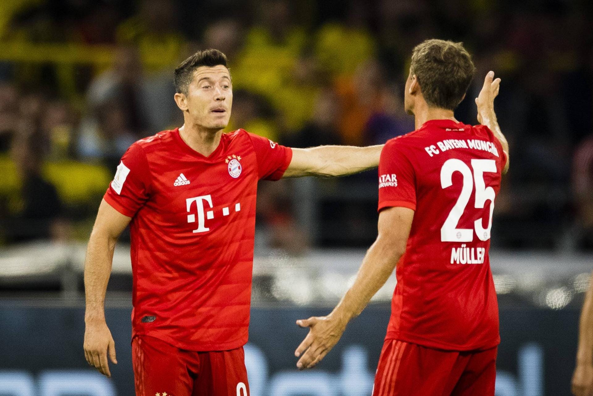 Alles andere als glücklich: Robert Lewandowski (l.) und Thomas Müller während der Partie am Samstagabend in Dortmund. t-online.de hat sich die Leistungen der Profis des FC Bayern bei der 0:2-Pleite gegen den BVB beim Supercup genau angeschaut. Hier folgt die Einzelkritik.