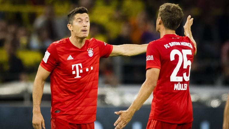 Alles andere als glücklich: Robert Lewandowski (l.) und Thomas Müller während der Partie am Samstagabend in Dortmund. t-online.de hat sich die Leistungen der Profis des FC Bayern bei der 0:2-Pleite gegen den BVB beim Supercup genau angeschaut. Hier folgt die Einzelkritik.