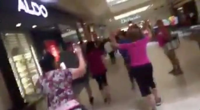 Angriff auf ein Einkaufszentrum in Texas: Nachdem ein 21-Jähriger in El Paso das Feuer eröffnet hat, werden die Menschen von der Polizei evakuiert.