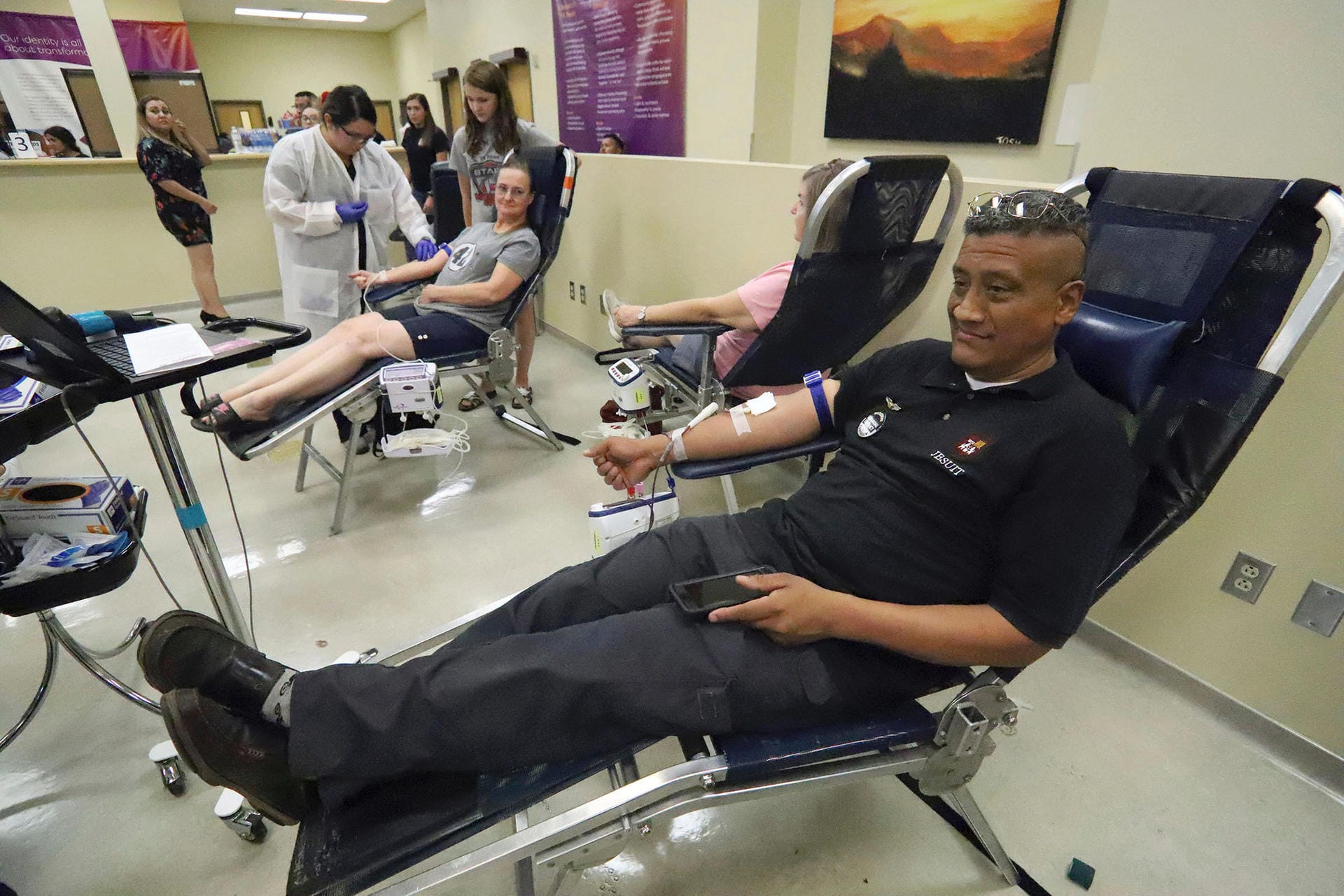 Nach der Schreckenstat spenden zahlreiche Menschen Blut, um verletzten Opfern zu helfen.