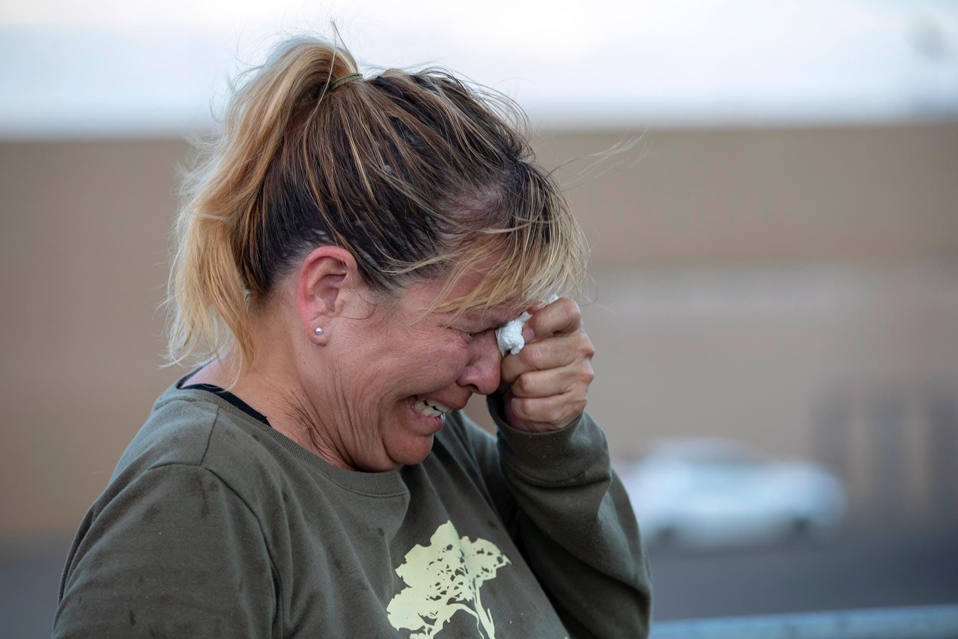 Eine Frau vermisst ihre Mutter, die sich während des Angriffs im Einkaufszentrum aufgehalten hat.