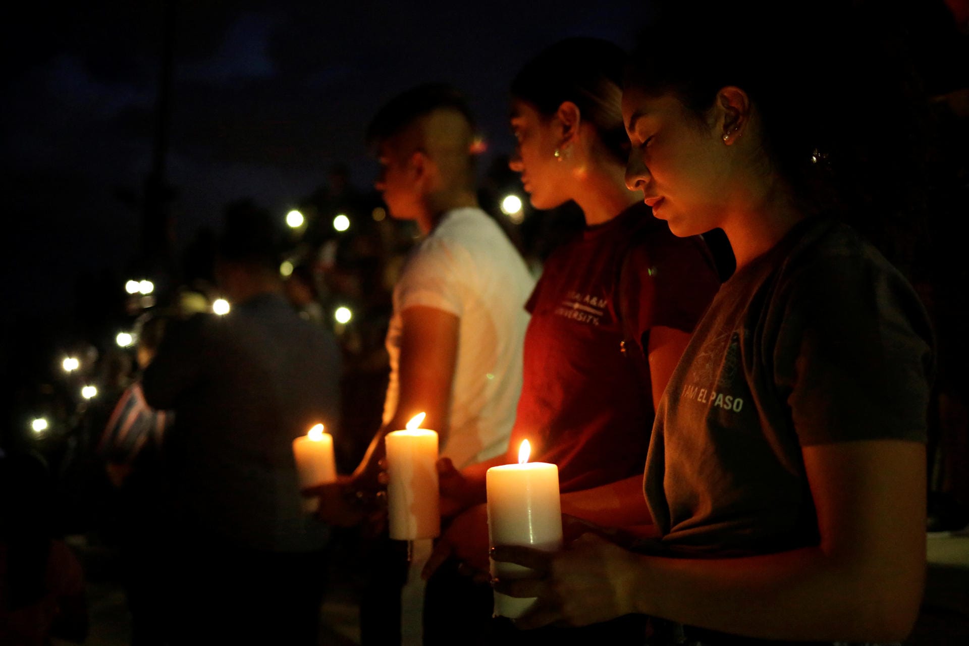 Auch an der High School in El Paso haben sich Menschen versammelt, um gemeinsam den Opfern und ihren Familien zu gedenken.