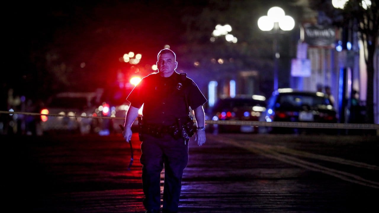 Ein Polizist geht über eine Straße im Oregon District, dem Ausgeh-Viertel in Dayton, in dem die Bluttat passierte.