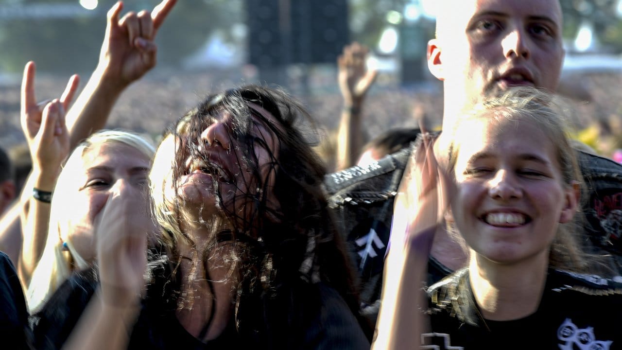 Alle sind glücklich bei einem der größten Metal-Festival der Welt in der norddeutschen Provinz. Alle sind glücklich bei einem der größten Metal-Festival der Welt in der norddeutschen Provinz.