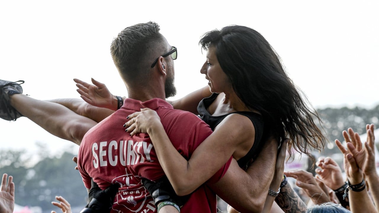 Lend a helping hand: Eine Feiernde wird von einem Sicherheitsmitarbeiter aus der Menge geborgen. Lend a helping hand: Eine Feiernde wird von einem Sicherheitsmitarbeiter aus der Menge geborgen.