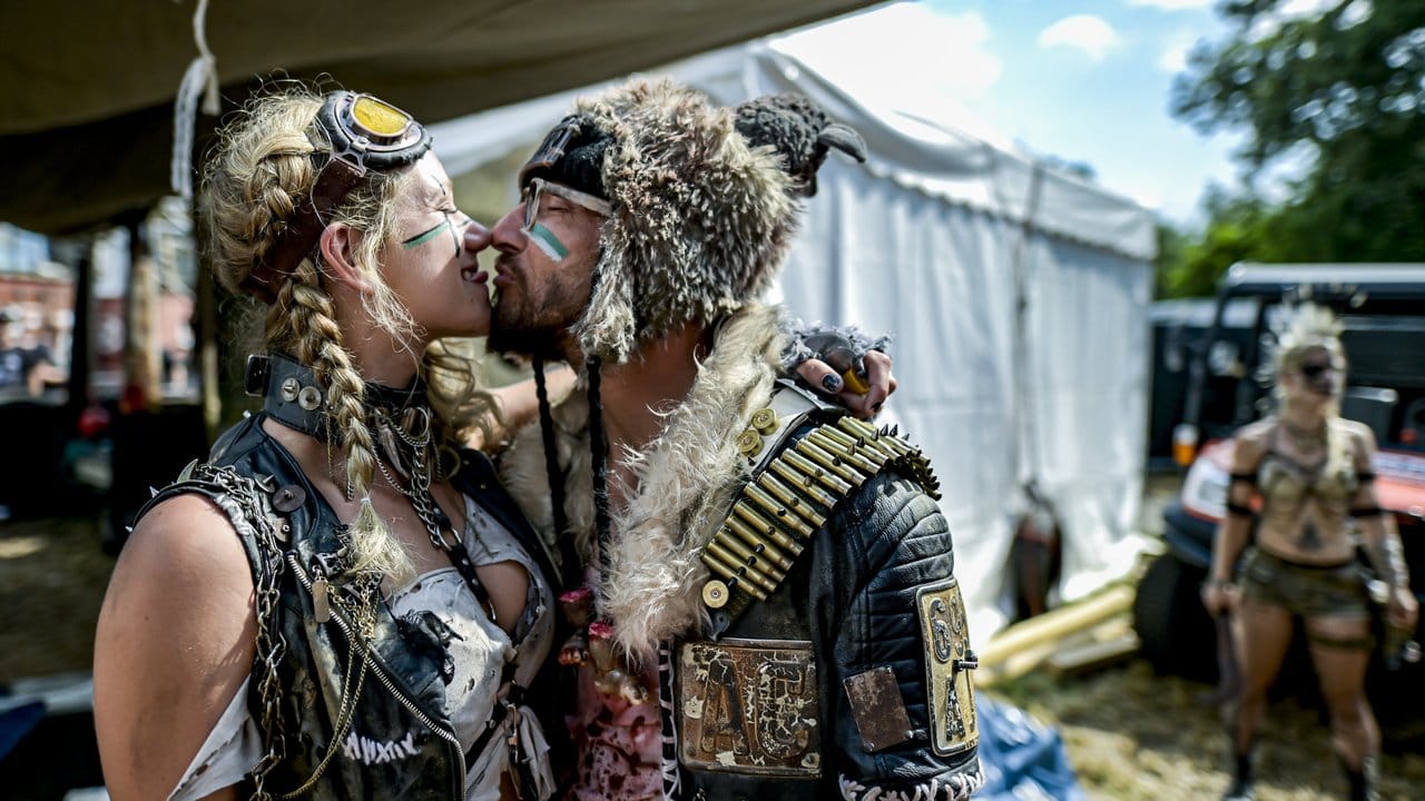 Kostüm-Künstler der "Wasteland Warriors" beim Wacken Open Air. Kostüm-Künstler der "Wasteland Warriors" beim Wacken Open Air.