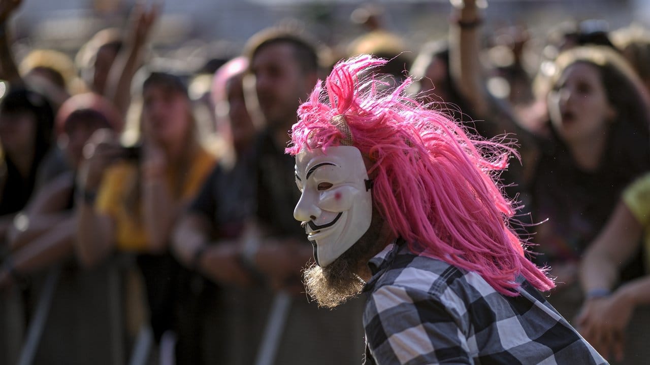 Festivalteilnehmer des WOA (Wacken Open Air) feiern vor einer der Bühnen. Festivalteilnehmer des WOA (Wacken Open Air) feiern vor einer der Bühnen.