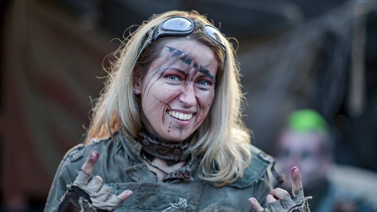 Eine Festivalbesucherin zeigt beim WOA (Wacken Open Air) den Metal-Gruß, die sogenannte "Pommesgabel". Eine Festivalbesucherin zeigt beim WOA (Wacken Open Air) den Metal-Gruß, die sogenannte "Pommesgabel".