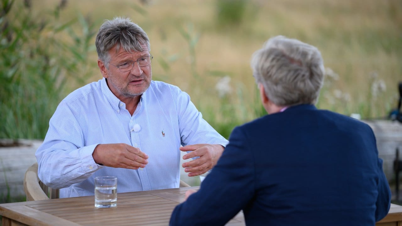 Der AfD-Vorsitzende Jörg Meuthen (l) spricht mit Theo Koll, dem Leiter des ZDF-Hauptstadtstudios, beim Sommerinterview.