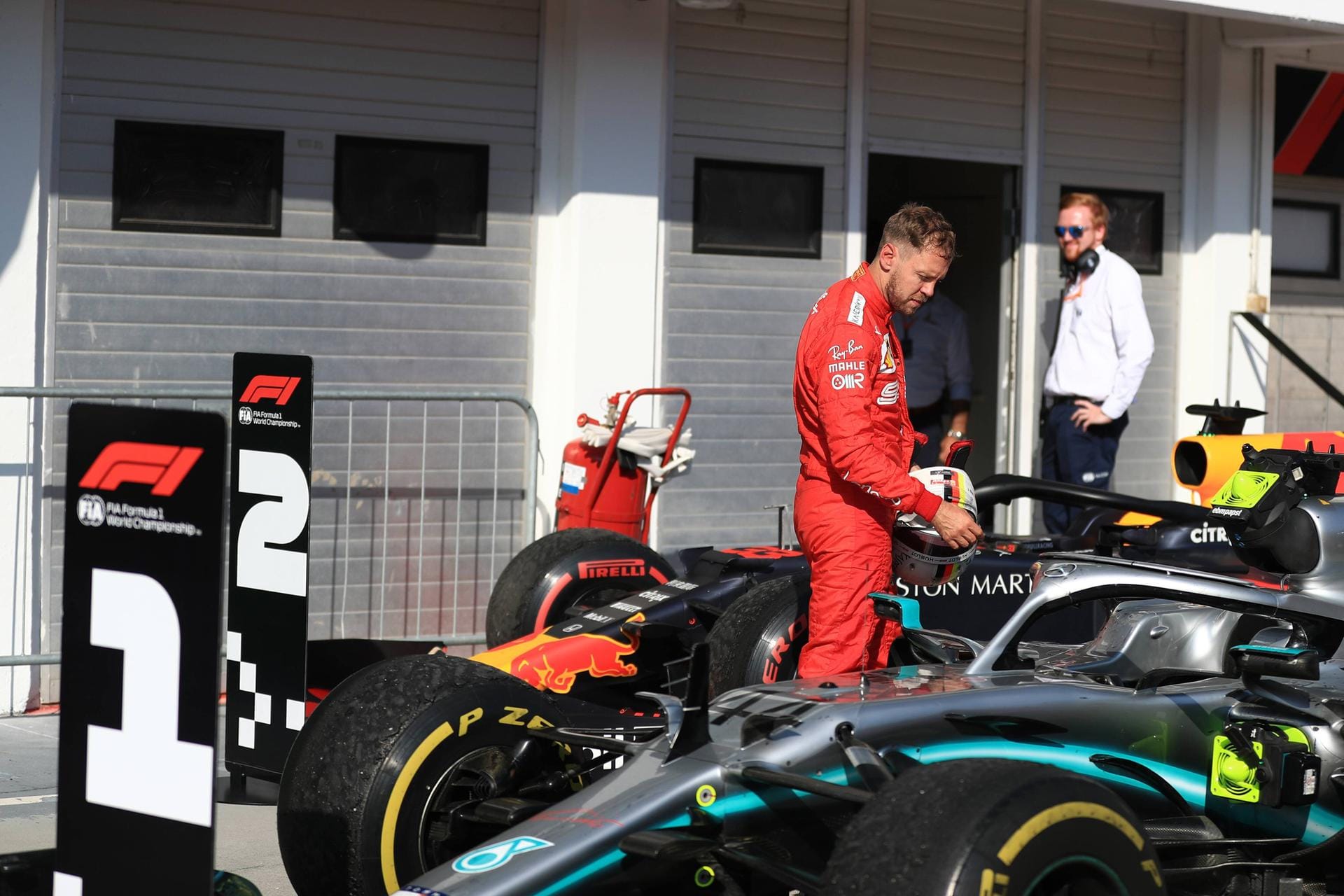 Prüfender Blick: Sebastian Vettel schaut sich nach dem Rennen die Konkurrenz an. Nach der historischen Aufholjagd vom Hockenheimring letzte Woche gab es nun für den viermaligen Weltmeister nichts zu holen.