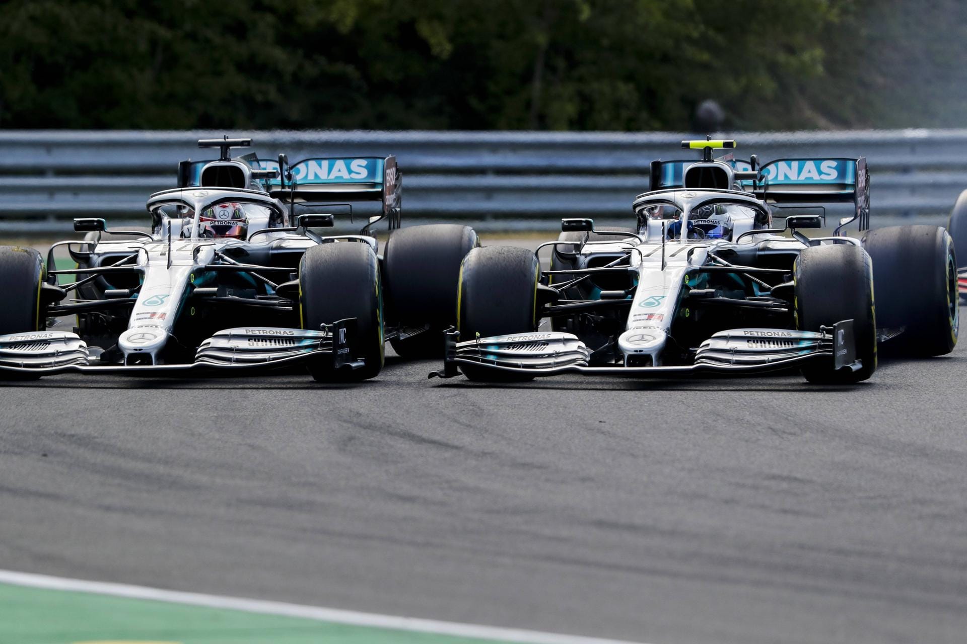 Hamilton und Bottas gingen Reifen an Reifen durch die ersten Schikanen.