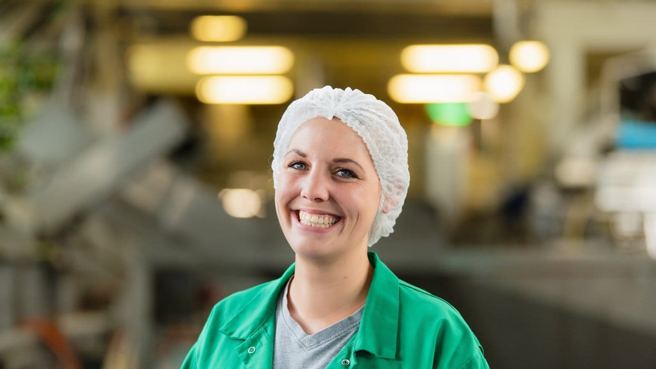 Das Haarnetz gehört dazu: Als angehende Fachkraft für Lebensmitteltechnik achtet Tina Pabst auch immer darauf, dass Hygienestandards bei der Produktion eingehalten werden.