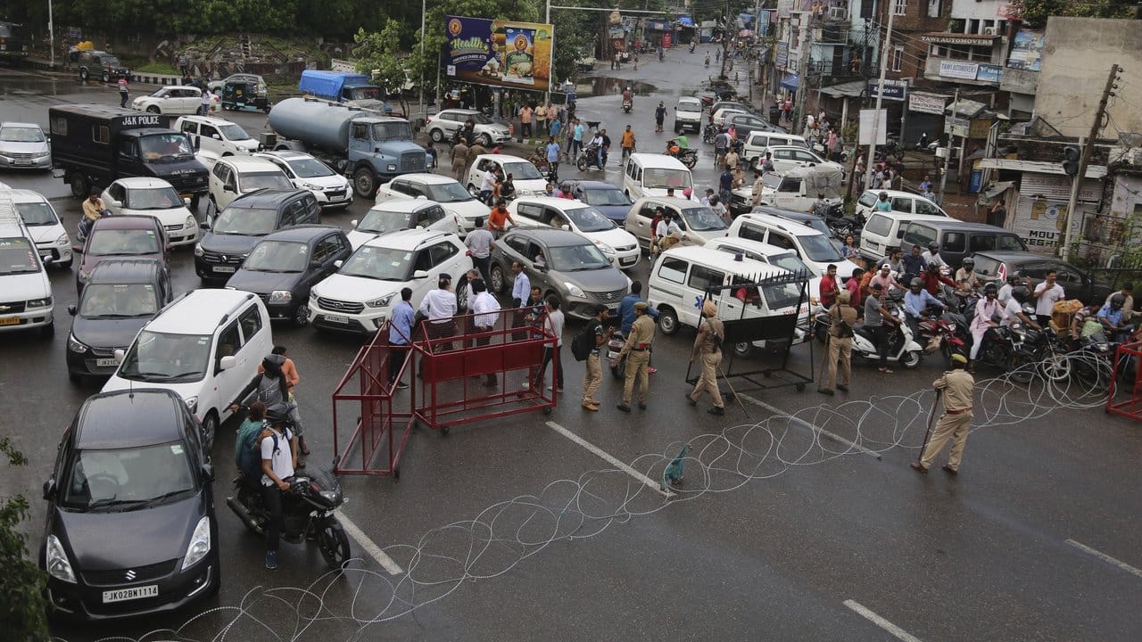 Barrikaden werden von der indischen Polizei errichtet.