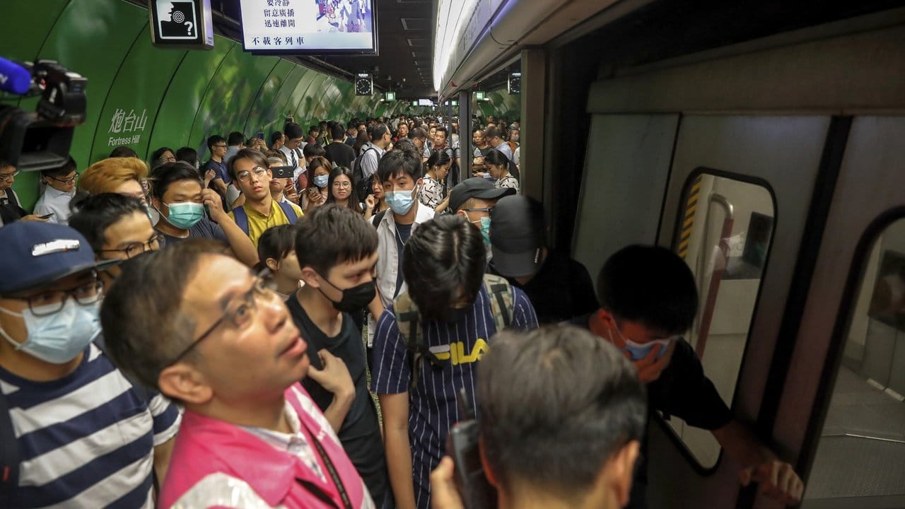 In Hongkongs Hauptverkehrszeit kam es zu erheblichen Verzögerungen, weil Demonstranten Teile des U-Bahn-Netzes und Straßen blockierten.