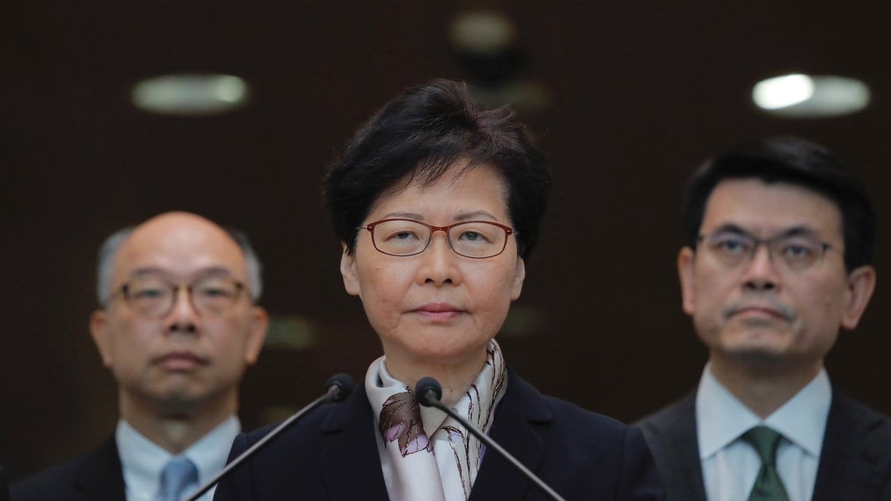 Carrie Lam (M), Regierungschefin von Hongkong verurteilt die anhaltende Gewalt bei Demonstrationen in der Stadt.
