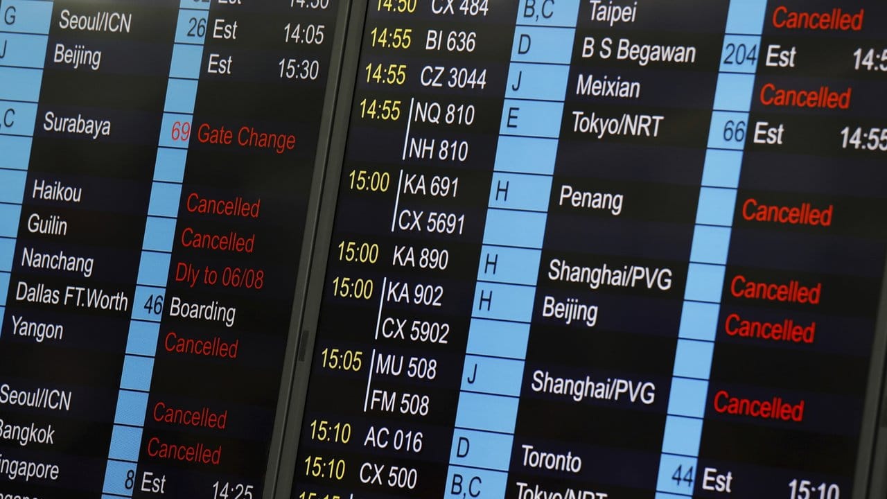 Eine elektronische Anzeigetafel auf dem internationalen Flughafen zeigt einige Informationen zur Flugannullierung in der Abflughalle.